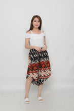 Load image into Gallery viewer, PANT - Aladdin Three Quarter Batik Pant
