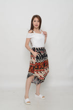 Load image into Gallery viewer, PANT - Aladdin Three Quarter Batik Pant
